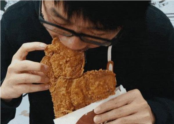 儿子抢鸡排吃,小孩抢鸡排