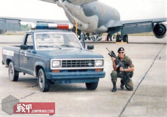 空军宪兵第四部分：安全部队制服配饰中的特色元素