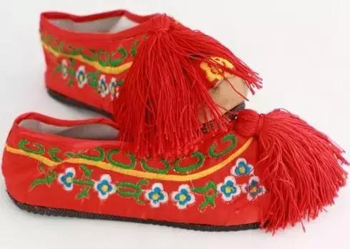 多年失传的绣花鞋,99两双传统工艺绣花鞋