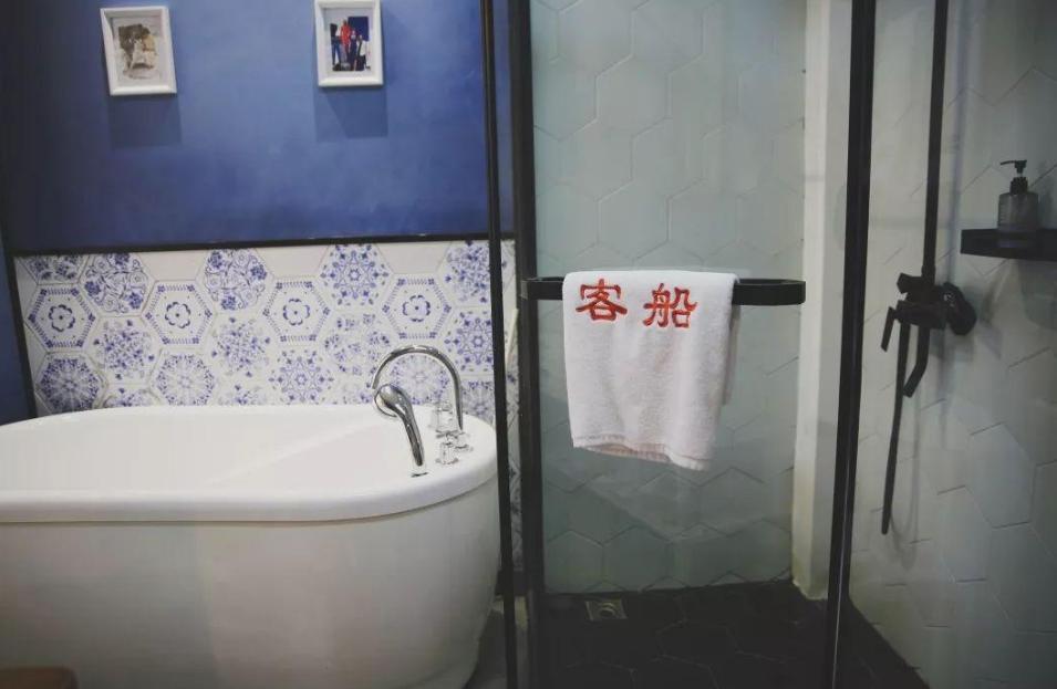 轮船排泄物排入大海,轮船厕所粪便怎么处理