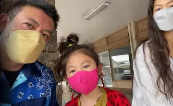 陈冠希抱女儿的笑容,陈冠希回应自己像赵本山