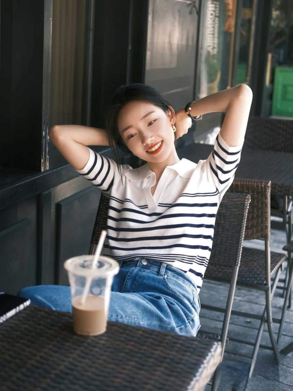 牛仔裤搭配冰丝短袖t恤,普通t恤搭配牛仔裤怎么穿好看