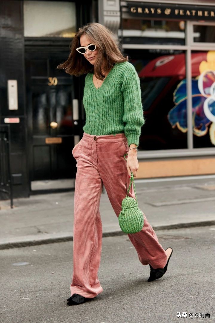 复古风潮来袭这件灯芯绒很火,红色灯芯绒复古风搭配