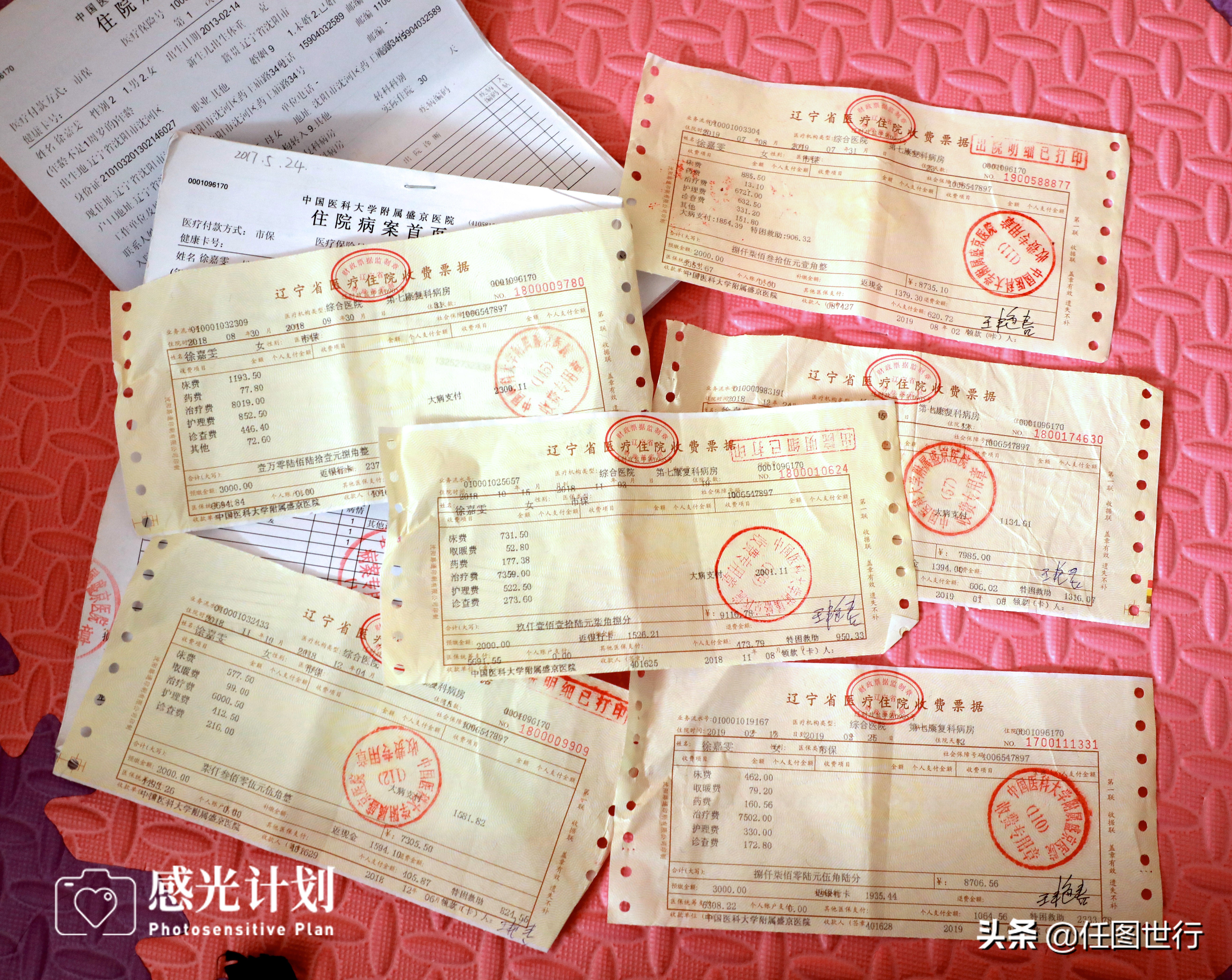 试管婴儿早产患脑炎花60万，爸爸嫌治疗费太贵离婚妈妈地铁口乞讨