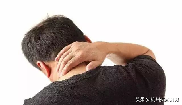 小伙子脖子上长蜱虫,浙江杭州男子生病头疼有虫