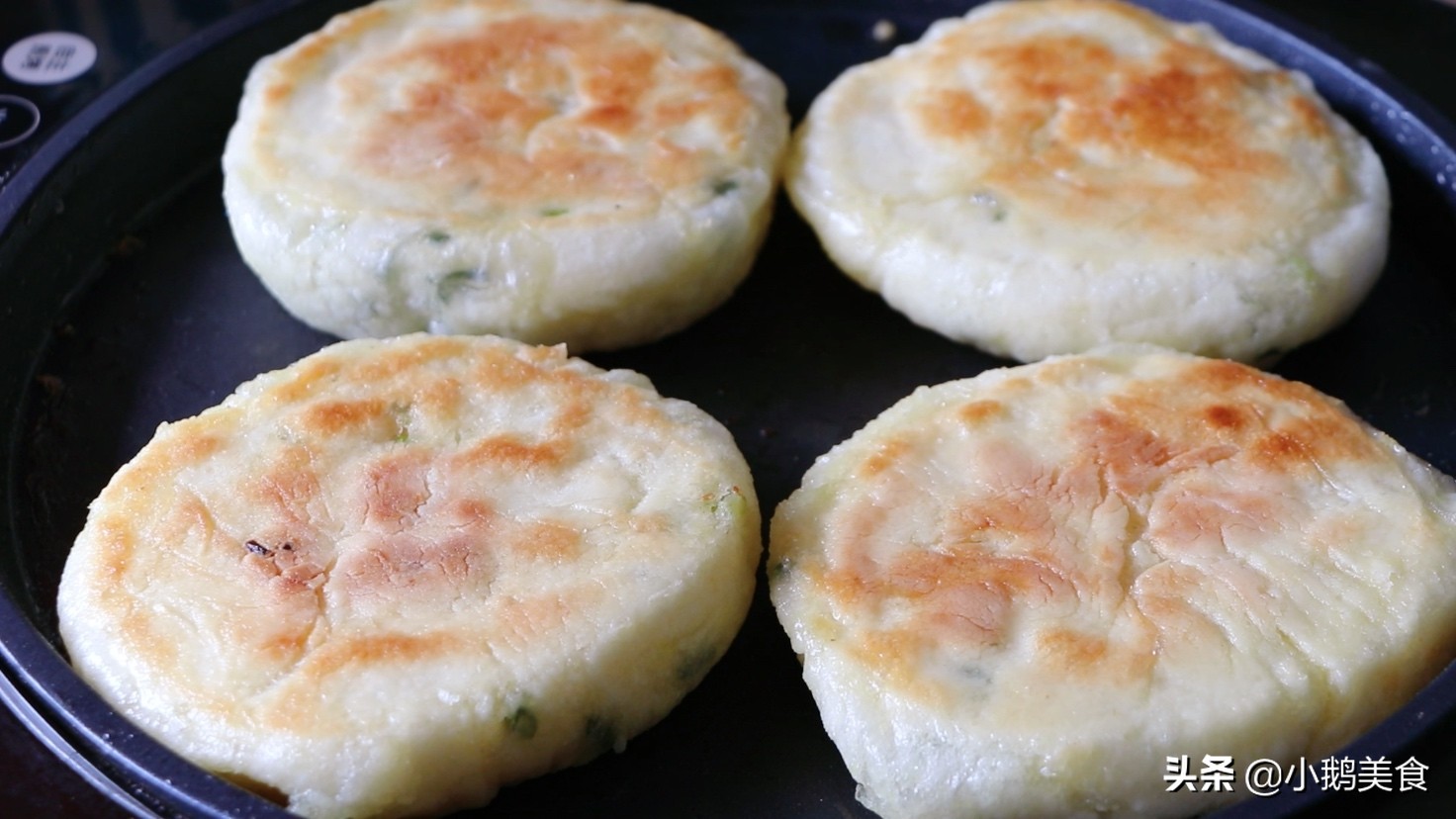 烙饼时多加这一步饼筋道又松软,烙饼又干又硬