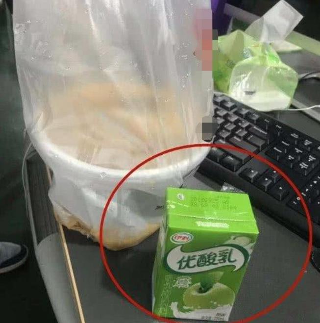 男同事点外卖,汤洒出一半,正要给差评,外卖小哥发来这种短信