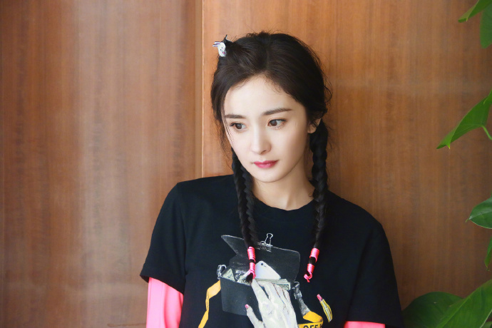 杨幂带货女王,带货女王杨幂再秀减龄穿搭