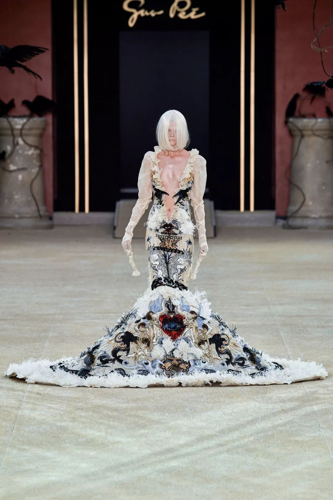 东方元素终于闪耀在时装金字塔尖 (东方元素时装周放异彩)