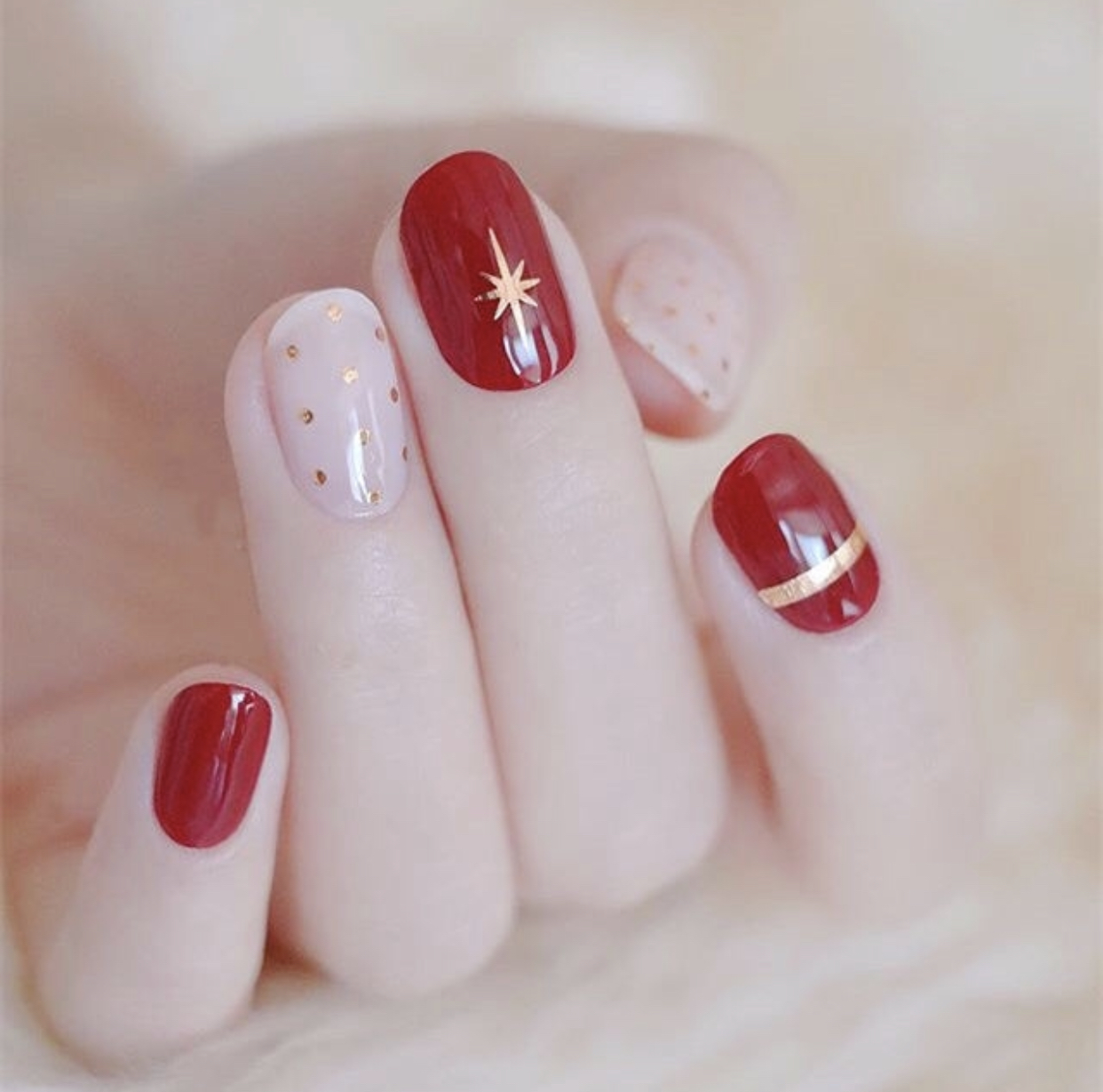 红色加亮片的美甲组合太美了！充满仙气的“红指甲”就是不一样！