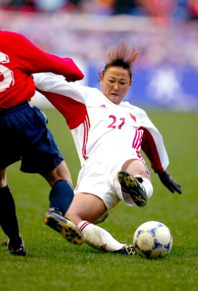 国足首位脱衣庆祝女球员，腹肌让男足无颜，今退役将足球带进大山