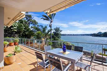 阳台下水管漏水找什么人来维修,阳台水管漏水补漏维修