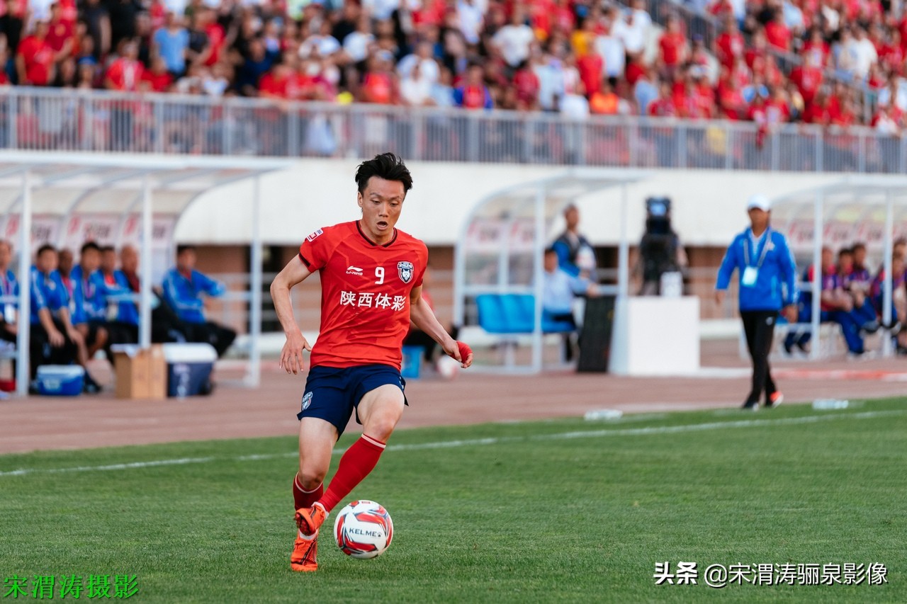 他有意识，脚下的控球和突破技术，任意球出色，左脚打门力量奇大