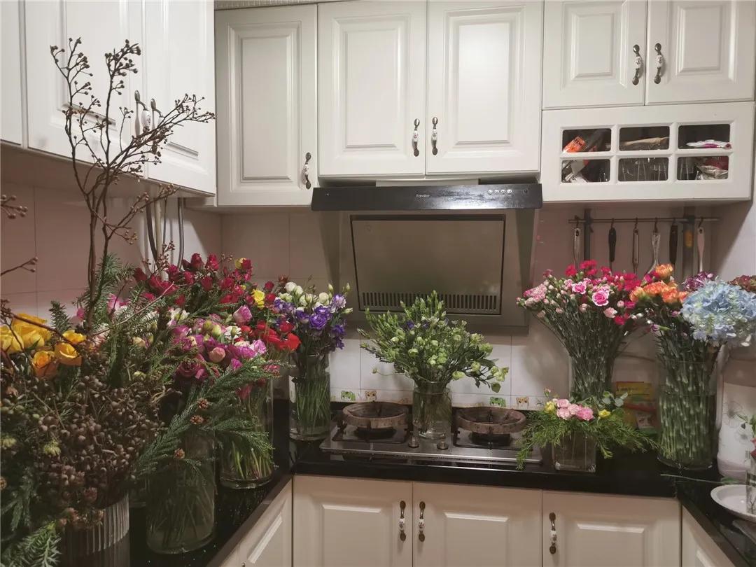 从摆地摊卖花到开实体店,从摆摊卖花到开店