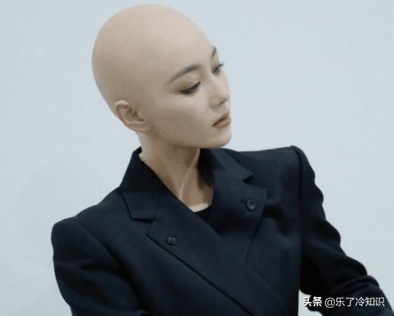 张馨予霸气造型图,张馨予这泡面头造型还挺美的