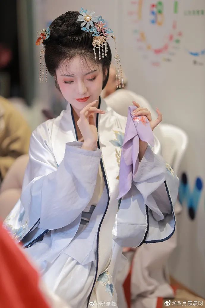 00后女孩演绎四大名著美女,凭一个造型火出圈,200万网友点赞