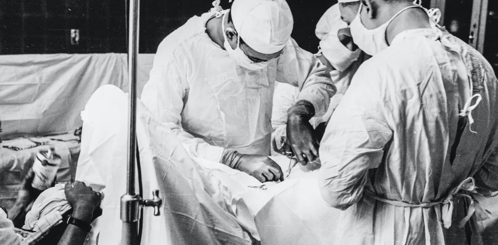 性侵虐待、强摘女性子宫！美政府被曝惊天丑闻，这是在种族清洗？