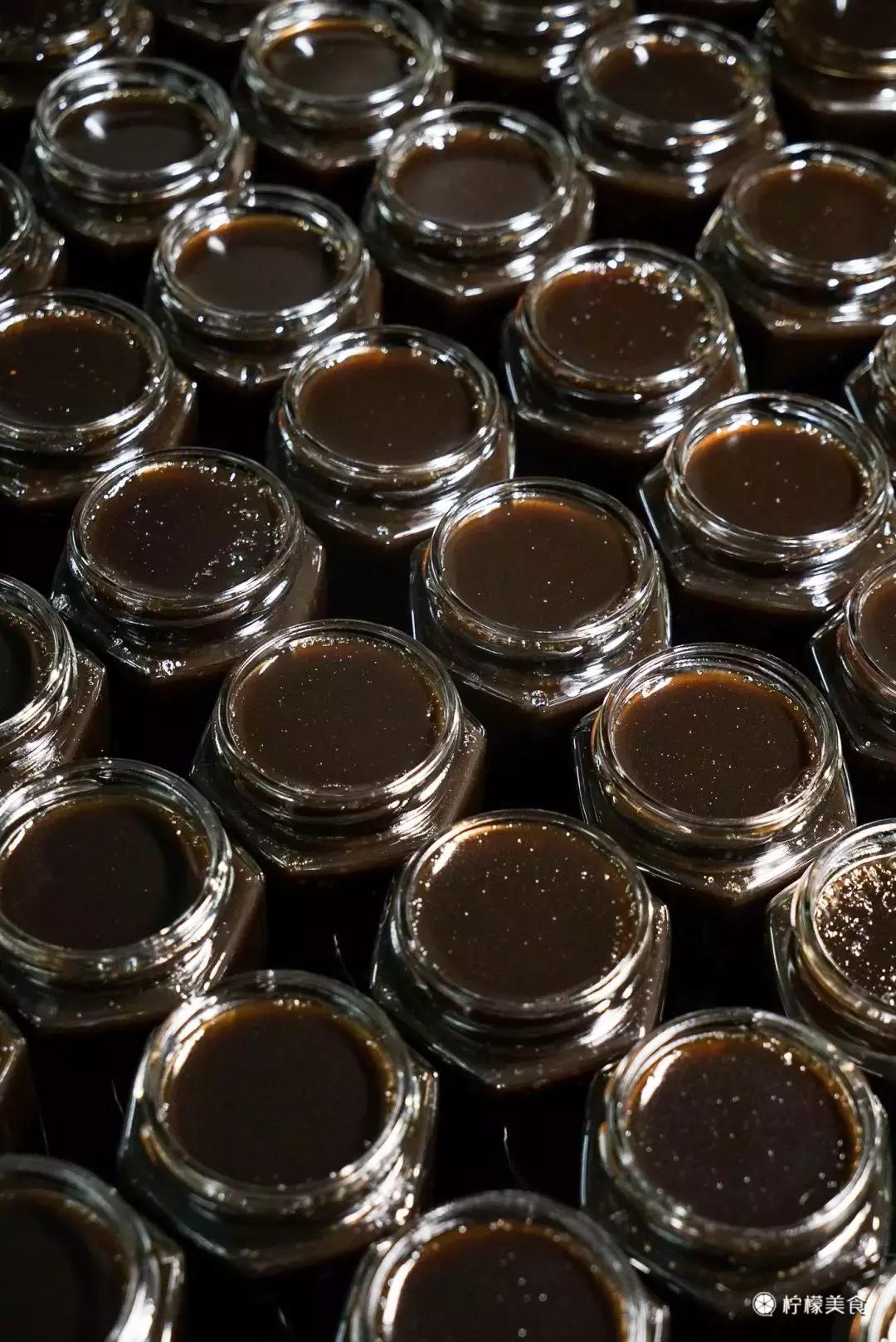 74岁的他,把一半的人生交给了这碗「黑暗甜品」