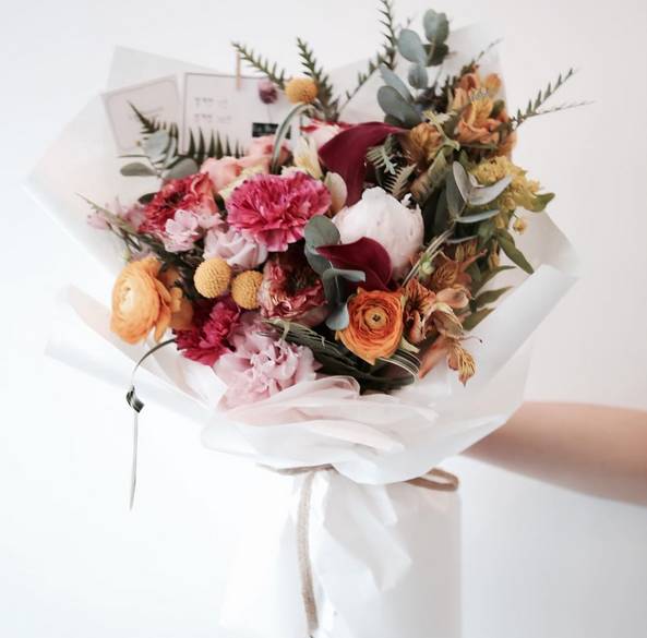 母亲节为什么要送女朋友礼物,母亲节送什么颜色的康乃馨