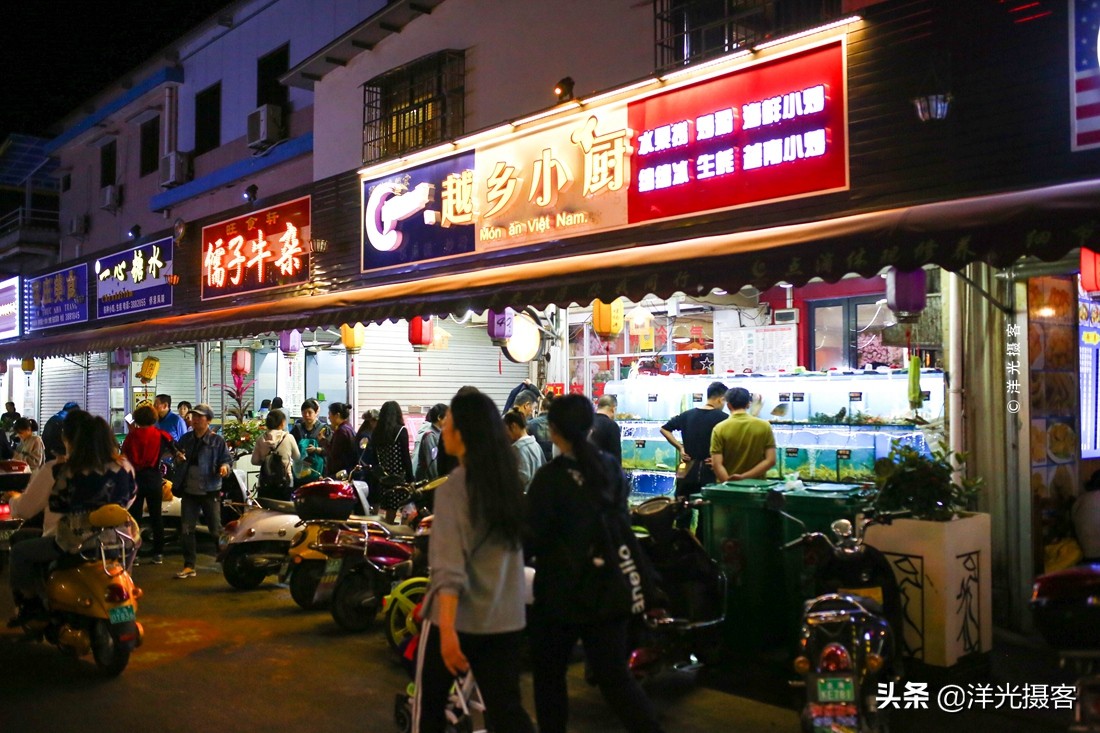 中国最小镇,居民都来自越南,楼顶一年四季插着中国*旗国**