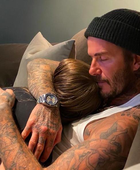 贝克汉姆高段位腻歪照超甜!熊抱贝嫂霸气,花臂+名表像斯文败类