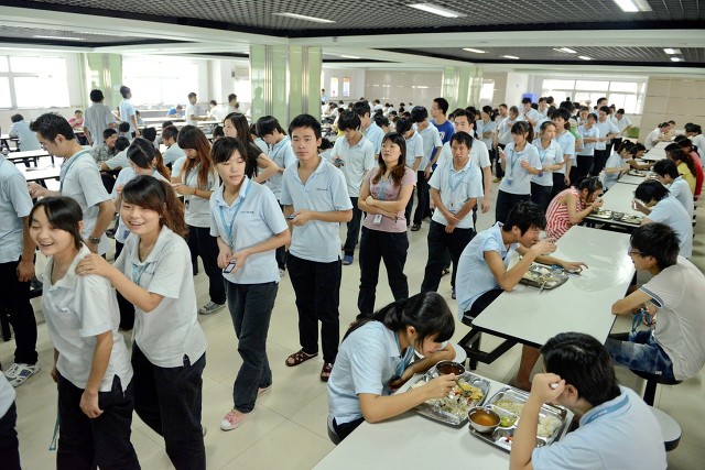 为什么越来越多女孩子都不愿意进厂打工