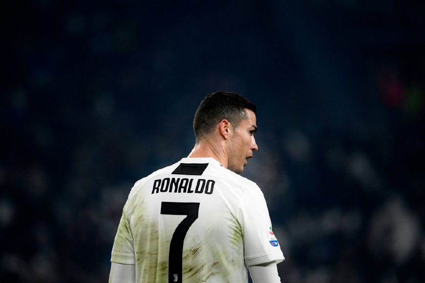 c罗向全世界展示大腿肌肉任意球,c罗开心