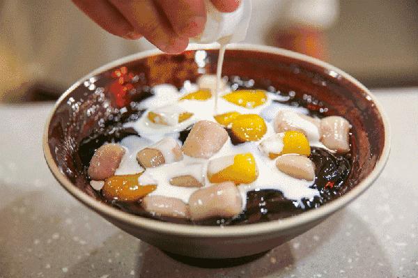 中药草熬制出的仙草汤加上牛奶黑糖蜜豆椰果夏天就这样安然度过