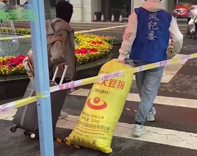 河南00后大学生返校，化肥袋子装行李惹争议，老师：结实，不丢人
