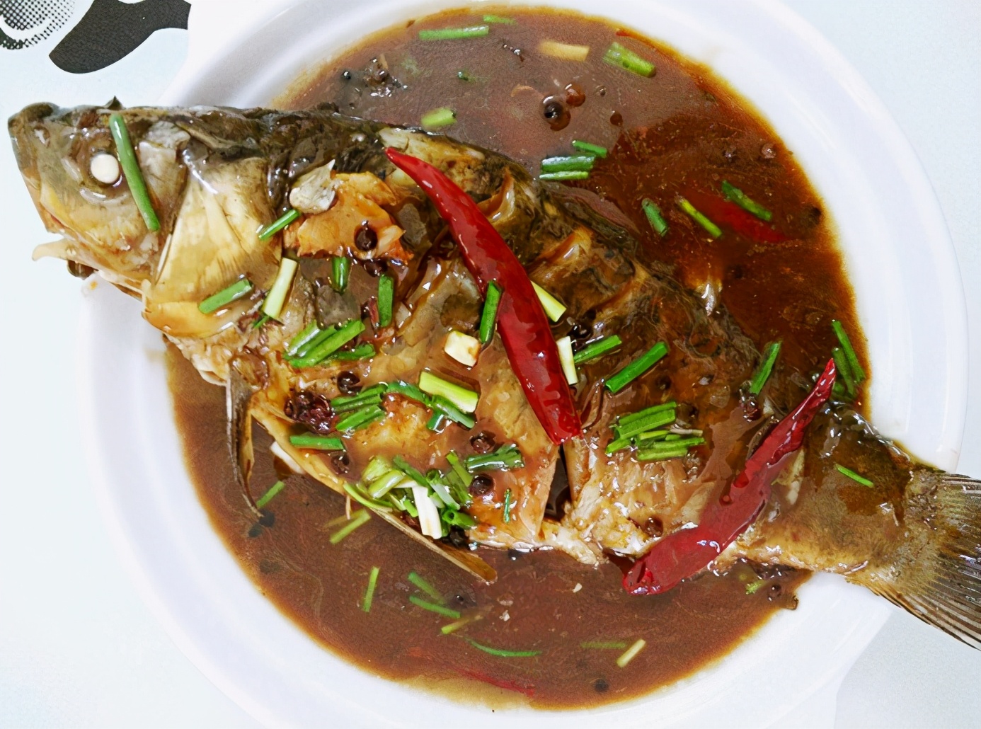 白醋和料酒炖鱼时哪个能去腥,炖鱼时只放料酒不放啤酒能去腥吗