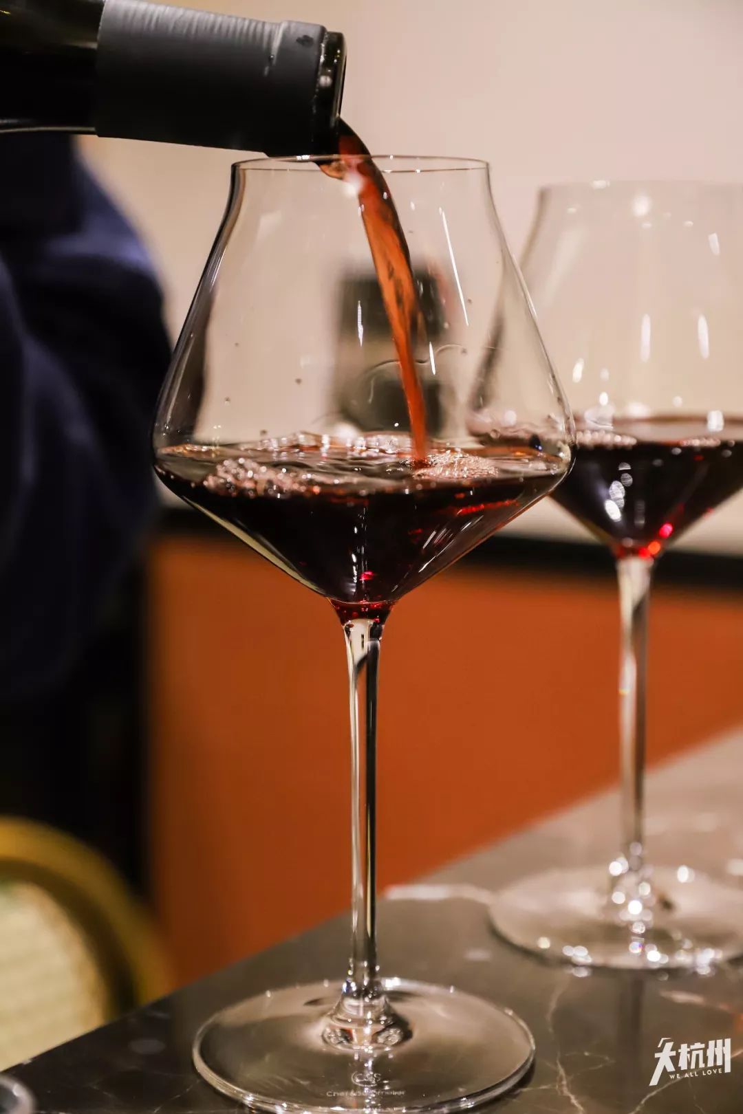 自从走进杭州这家酒吧，我就彻底入了新生代网红“自然酒”的坑