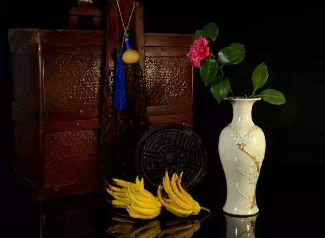 巧姐和板儿争抢东西,巧姐跟板儿换礼物