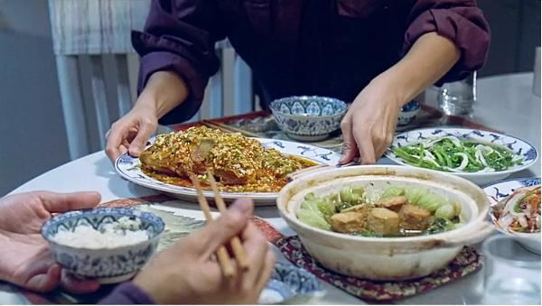 再看《饮食男女》，那些沉默又孤独的中国父亲，正在被时代所打败