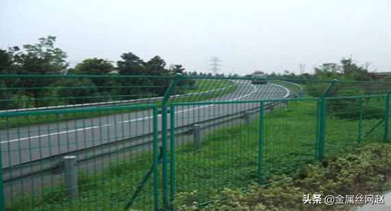 桃形护栏网安装视频教程,高速公路铁丝护栏网安装视频