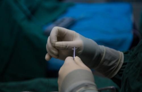 手术针缝进*体下**32年,上海女子索赔百万,院方律师:请拿出过硬证据