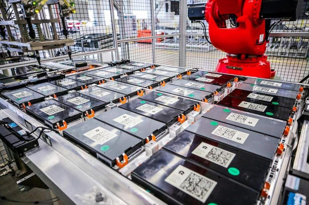 比亚迪电车碰撞着火,电车撞车起火比亚迪