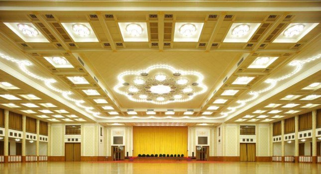 揭人民大会堂第一宴：天花板藏50多人救火队，服务员上菜看红绿灯