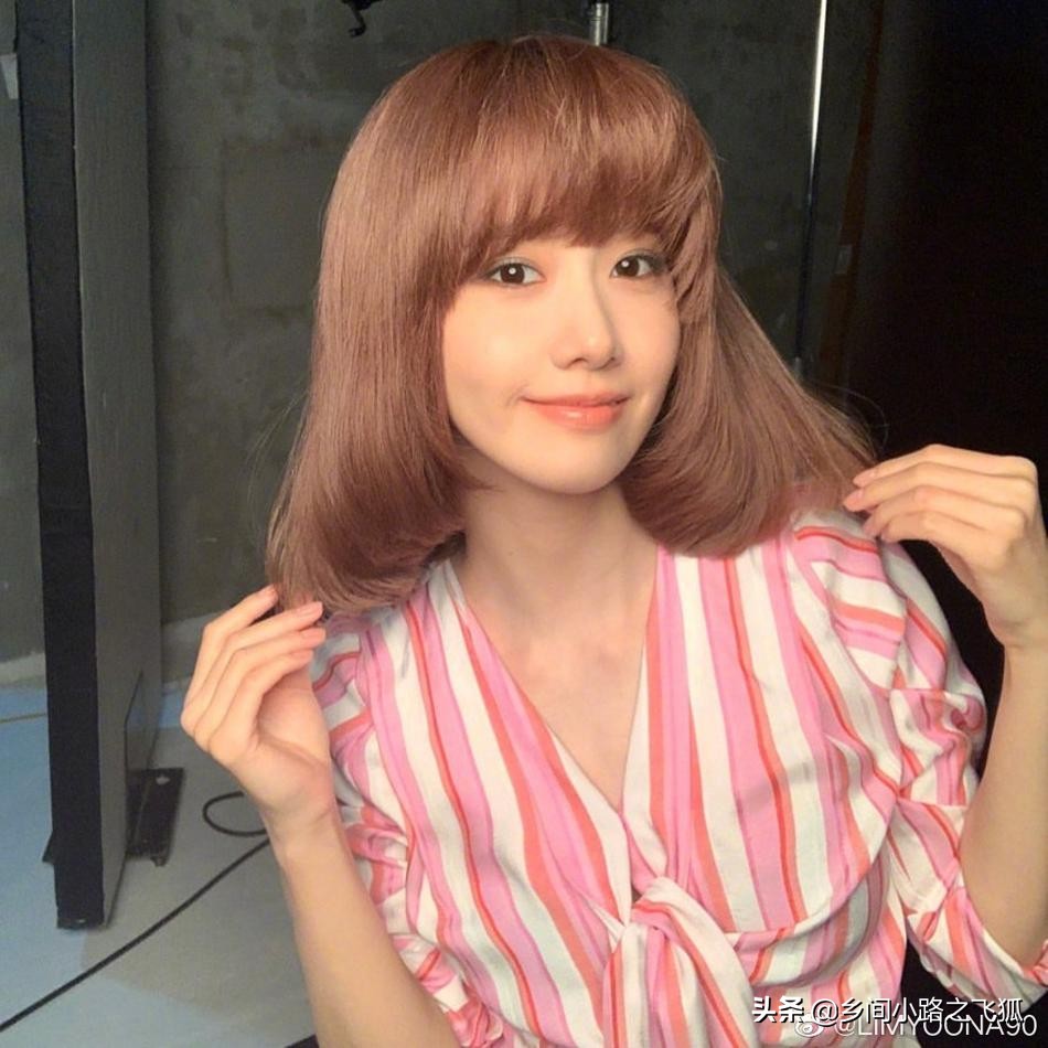 林允儿短发造型更显清新气质,林允儿短发西装铁锁耳环走路带风