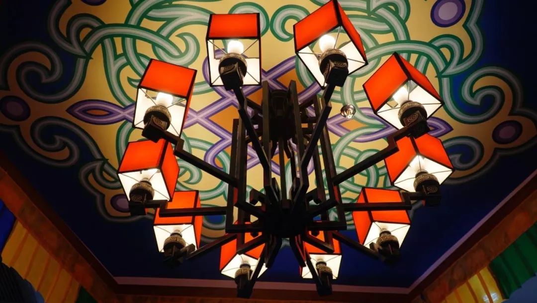 可以吃烧烤烤全羊的地方,有篝火烤全羊的地方