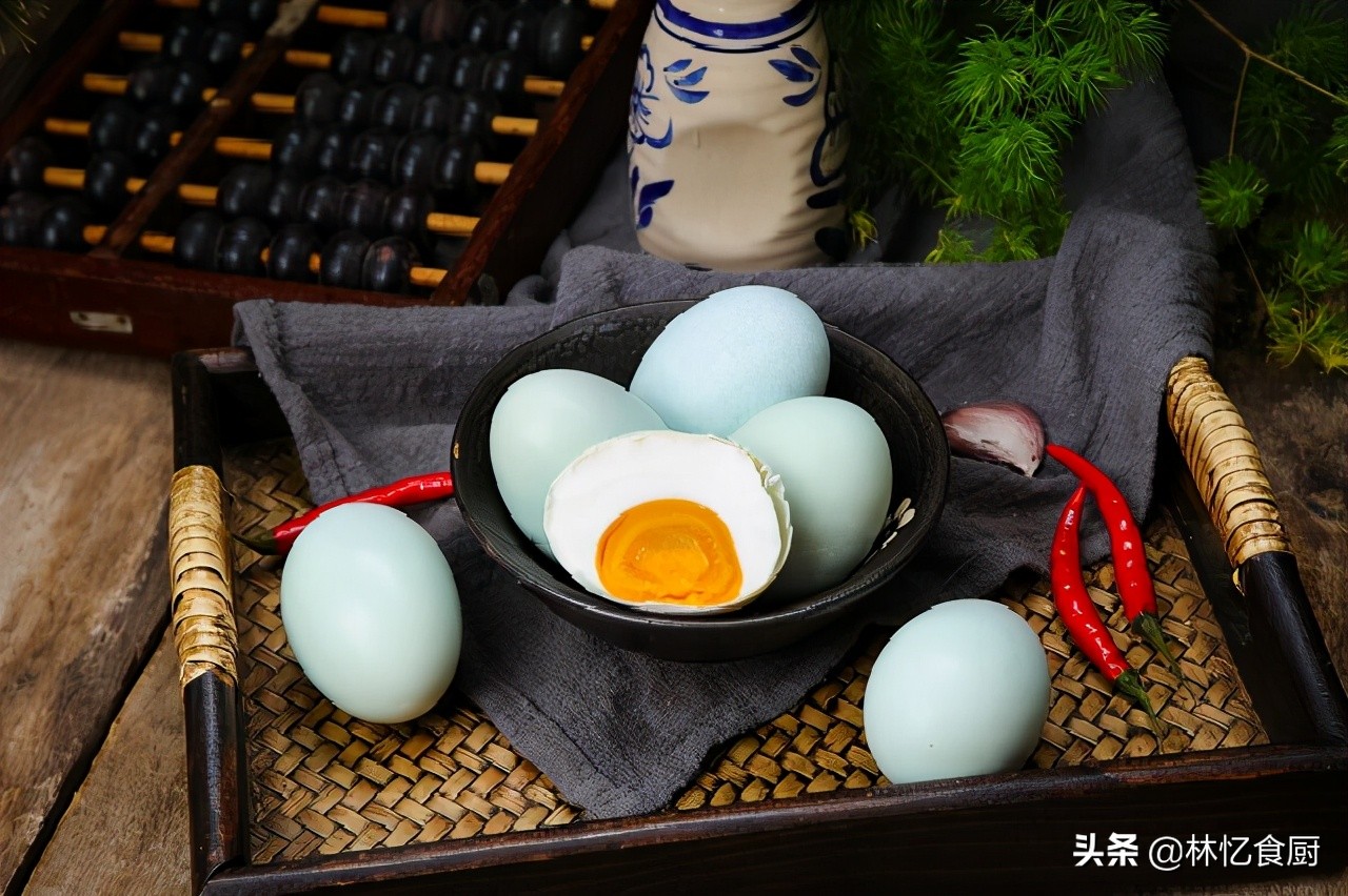 简单腌咸蛋出油最好的方法,腌咸蛋个个出油小妙招