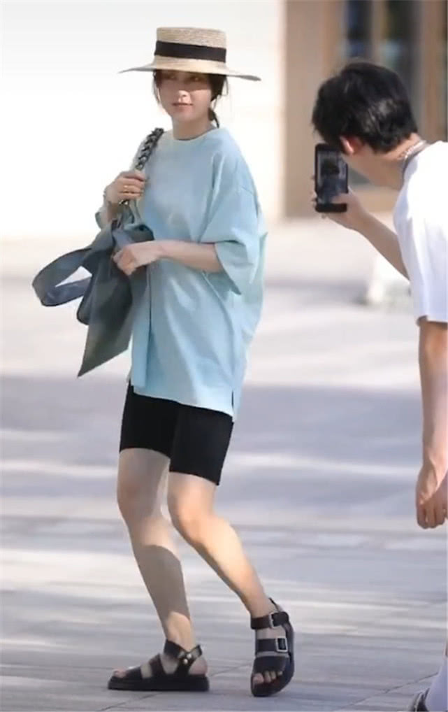 宽松t恤的正确穿法学生党,长版t恤怎么搭