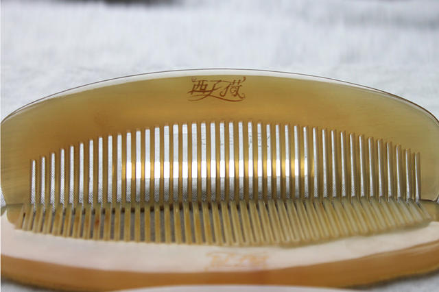 头发静电小窍门,头发静电家庭小妙招