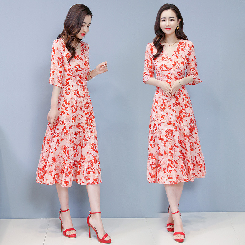 愁损翠黛双眉，日日花阑独凭.雪纺连衣裙，秒变女神范