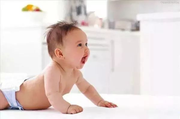 宝宝双眼不一样大,宝宝眼睛大小不一样什么原因