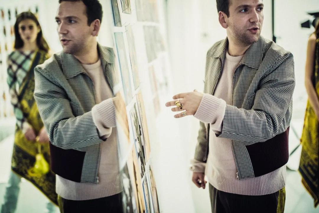 今天上班迟到了,因为隔壁公司的姑娘问我要鞋子链接|球鞋推荐