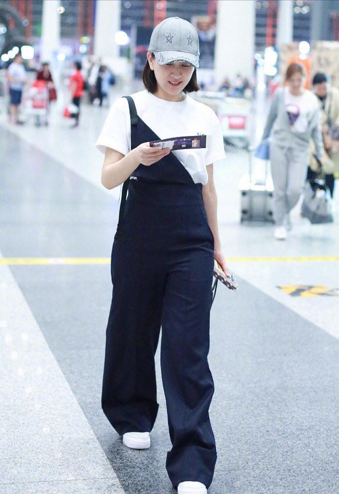 马苏有料也敢秀，穿抹胸礼服“撑”得真够满，不用手提也掉不下来