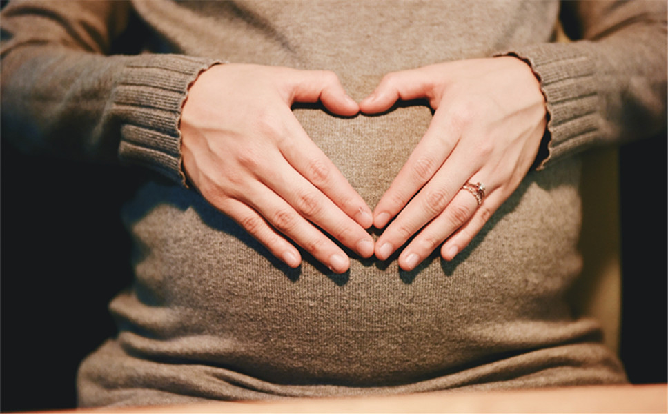 怀孕期间被降工资怎么赔偿,职工怀孕被停发工资是否合理