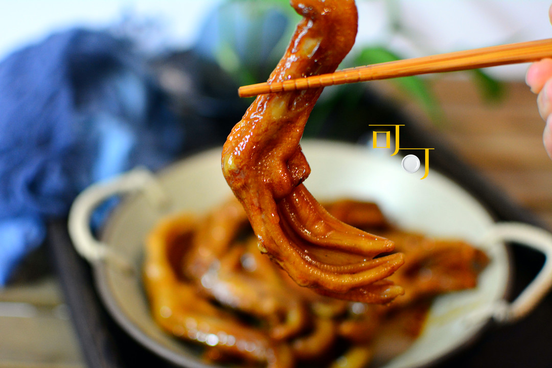 香辣爽口的鸭掌啃上一口停不下来,香辣卤鸭掌的做法