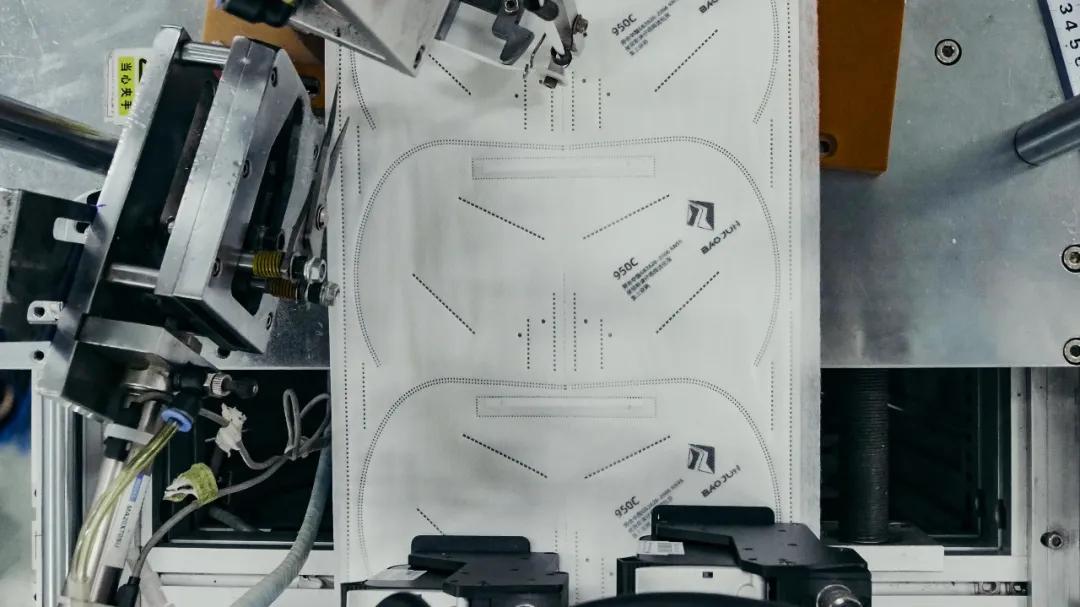 各国派飞机来中国拉物资,全球停摆的节奏