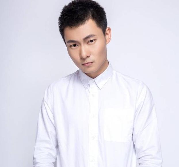 连登春晚24年现状,连登春晚8年走红后却回归家庭